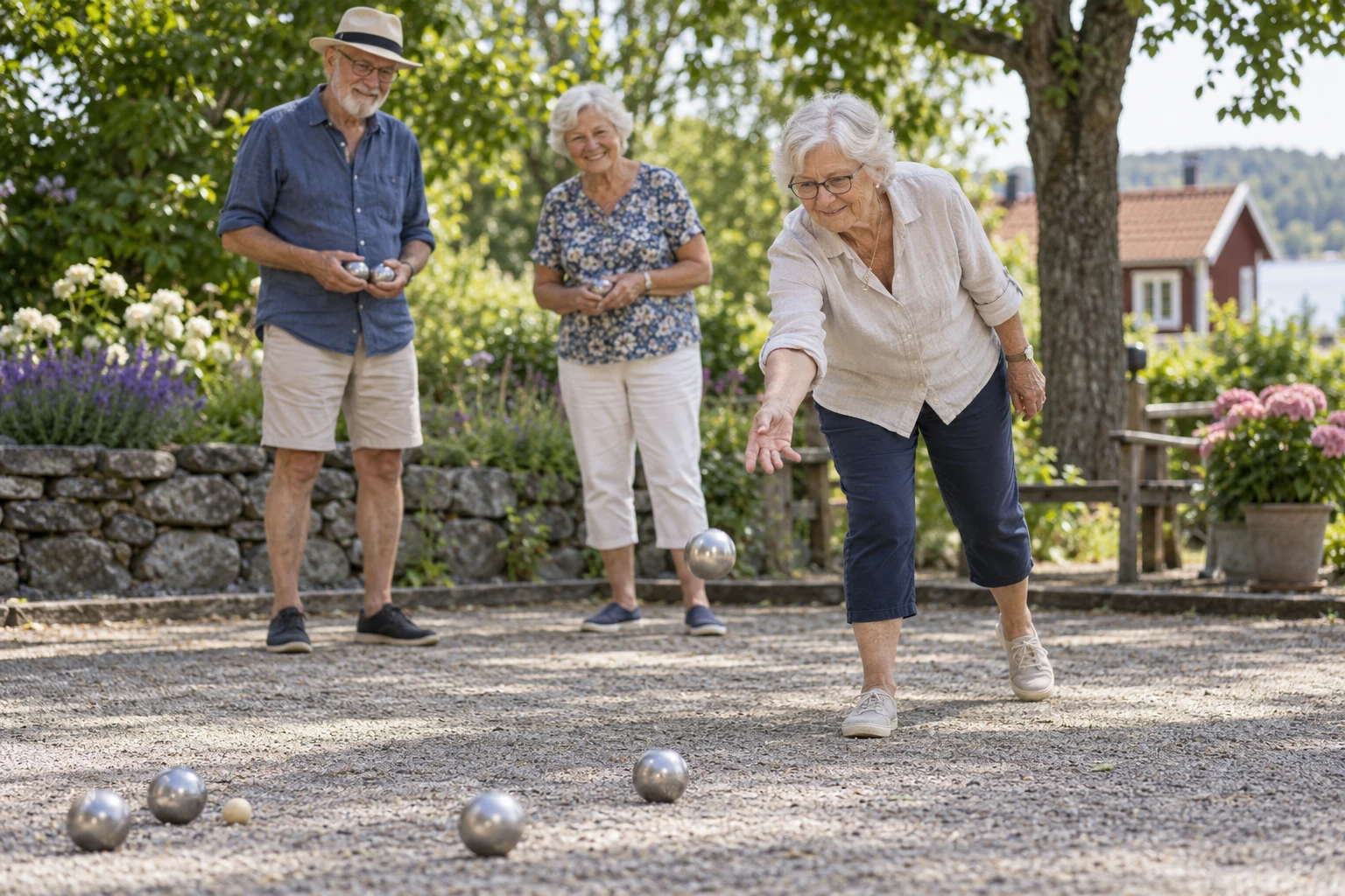 Illustrationsbild: tre äldre vänner spelar boule på en grusplan i grönska.